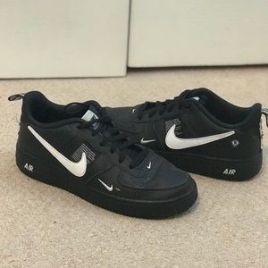 “Overbranding” Nike AirForce1 LV8 Utility Black GS